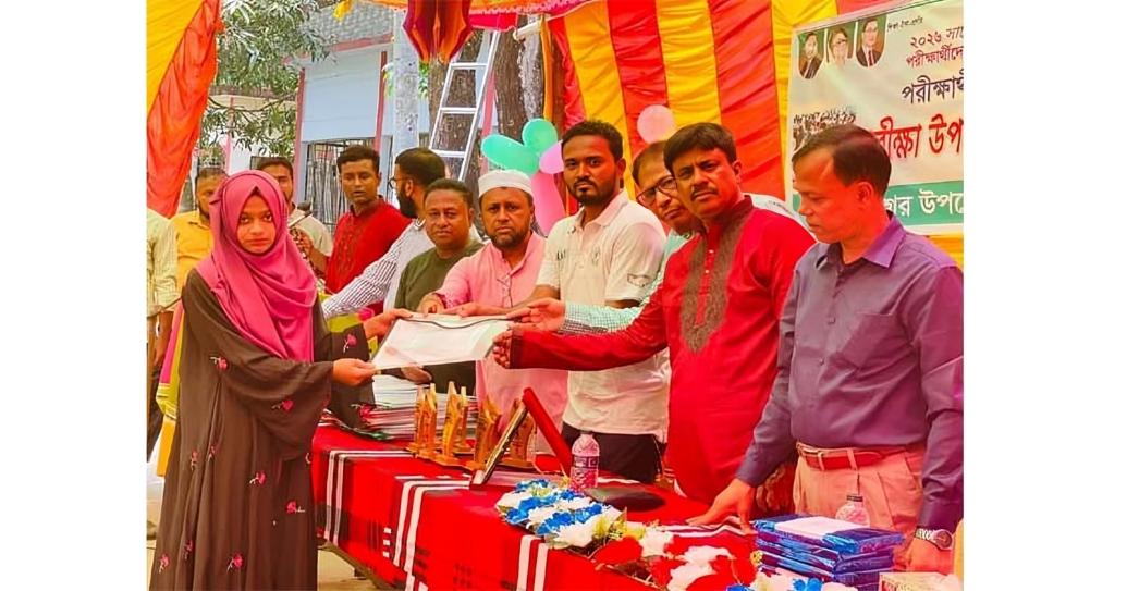 কমলনগরে পরীক্ষার্থীদের মাঝে ছাত্রদলের শিক্ষা উপকরণ বিতরণ